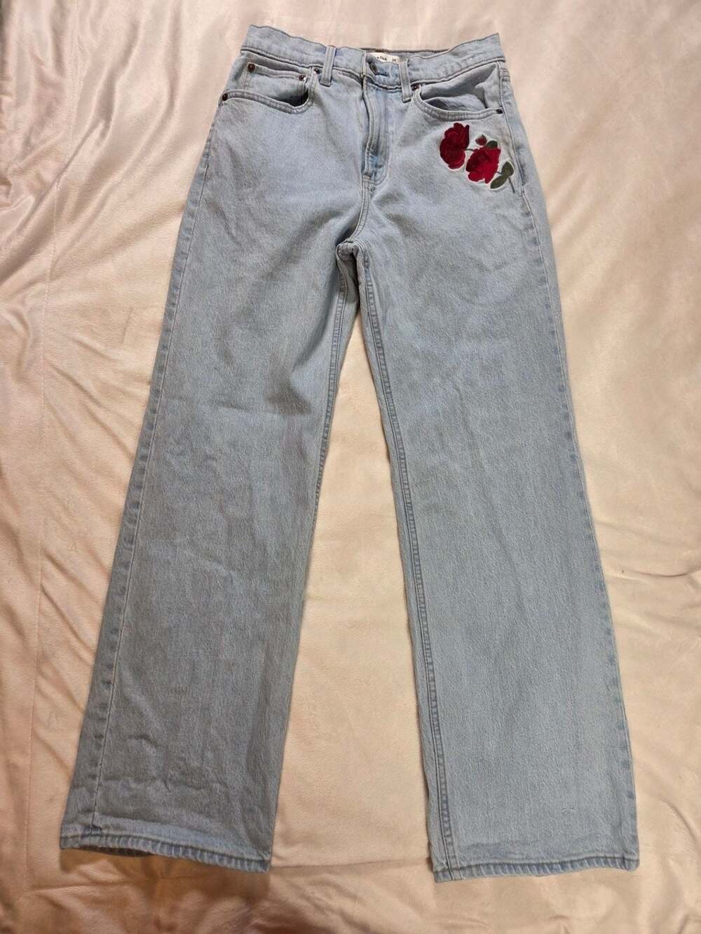 Abercrombie High Rise 90s Relaxed Rose Embroidered Jeans 28 Light Wash